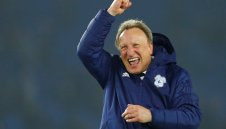 Мениджър-ветеран влиза в историята на английския футбол