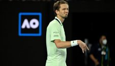 Медведев подчини Кирьос в Мелбърн