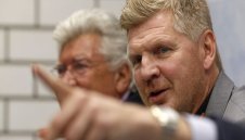 Ефе ги почна с Падерборн