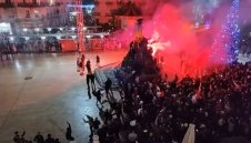 Нов ужас! Фенове на Мароко хвърлят бомби, загина момче + ВИДЕО