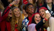 Не се шегуват: Белгийците предизвикаха земетресение от радост!