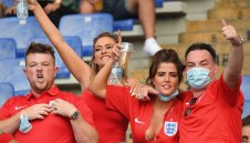 Страх от вируса? Англия изпадна в екстаз + СНИМКИ