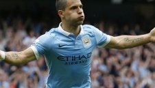 Фамозен Агуеро мушна пет парцала на Нюкасъл