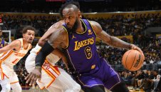 ЛеБрон се завърна, а Лейкърс  продължи с победите