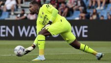 Майк Менян изнудва Милан за милиони