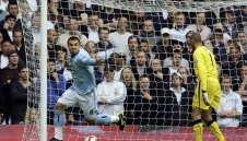 РЕЗИЛ! Божинката хапвал панирано пилешко на пейката на Сити!