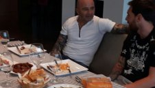 Меси посрещна Сампаоли със софра и видео