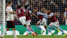 Астън Вила и Фулъм взеха победи при подновяването на Висшата лига