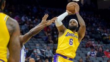 Краля сменя номера си за новия сезон в НБА