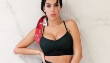 Половинката на Роналдо показа секси бюст + СНИМКИ