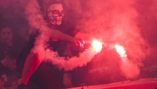 Фенове на ЦСКА "бомбардираха" левскари с ракети