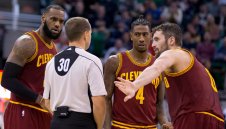 ЛеБрон недоволен от съдиите, шампионите губят от Юта