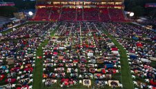 Германци напълниха цял стадион с кресла + ВИДЕО