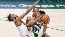 Янис се контузи, Милуоки падна на старта на плейофите в НБА
