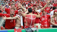 Датчаните издирват неадекватни фенове под дърво и камък