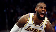 Eзерняците мрънкат срещу съдиите след загубата от Финикс