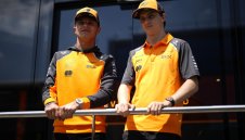 Дори и да губят точки в Макларън няма да фаворизират някой от пилотите си