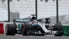 Люис тръгва пръв на "Сузука", гаф на Ферари остави Себ 9-и