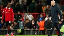Тен Хаг бесен: Трябваше да довършим Севиля