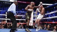 Шоуто на годината! Мейуедър не остави шансове и на Макгрегър + ВИДЕО И ГАЛЕРИЯ