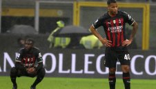 Защитата на Милан е като швейцарско сирене