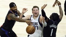 Дончич пак наказа Клипърс, Езерняците изравниха на Финикс