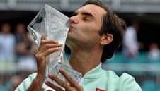 Фамозен Федерер детронира шампиона Иснър и триумфира в Маями