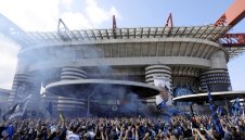 Бутат легендарния стадион "Сан Сиро"