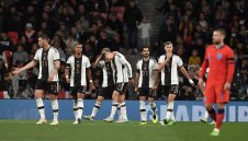 Като бой в бар! Англия и Германия си мушнаха 6 след почивката