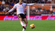 Тотнъм влиза в битка с Юве за защитник на Валенсия