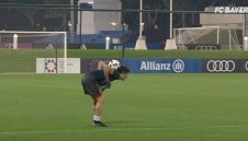 Лева се облича и съблича с топка на врата + ВИДЕО