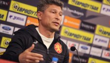 Балъков хвърля легионер от Армения сред титулярите срещу Англия