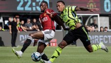 Юнайтед се възползва от грубите грешки на Арсенал и взе дербито