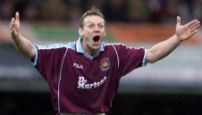 Мойс добави трима към екипа си