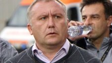 Белия бави новия си договор с Ботев