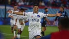 Луис Суарес вкара два и покори Уругвай