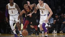 Езерняците се изложиха срещу Кливланд