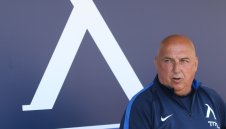 Треньорът на Левски: Няма да стане само с млади играчи