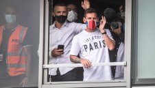 Париж посрещна Меси като бог + ВИДЕО И СНИМКИ