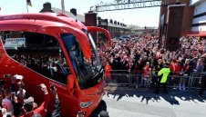 Ливърпул куфее: Рестартират Висшата лига след 3 седмици