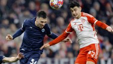 Байерн дава нови договори на халф и бранител