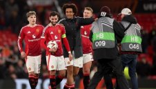 Бият ги като тъпан, но в Ман Юнайтед все още вярват в чудеса