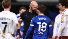 Интересно! Съдия налетя на футболист по време на мач в Англия