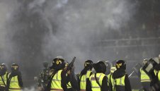 Ужасяваща трагедия! Стотици загинали и ранени на мач в Индонезия (ВИДЕО)