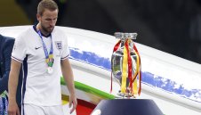 Хари Кейн отказа да вдигне купа срещу Тотнъм (ВИДЕО)