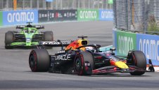 Макс удари Макларъните за полпозишъна след наказанието си в спринта