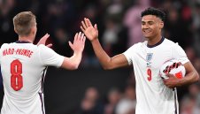 Англия подчини "слоновете" с класика на "Уембли"