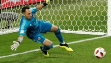 Изписаха от болницата Давид Оспина, главата му е здрава + СНИМКА