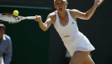 Возняцки прескочи Камила по пътя към осминафиналите