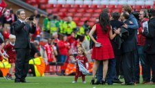 Ливърпул търси милиони под дърво и камък